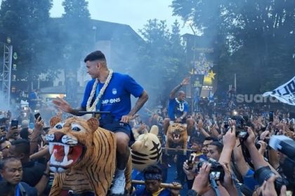 Chaos di Pesta Juara Persib Bandung! Invasi Bobotoh Gagalkan Selebrasi, FIFA Ikut Soroti