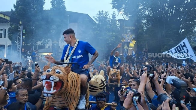 Chaos di Pesta Juara Persib Bandung! Invasi Bobotoh Gagalkan Selebrasi, FIFA Ikut Soroti