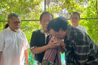 Hercules Minta Maaf ke Sutiyoso, Serahkan Kain Adat Timor dan Cium Tangan di Cibubur