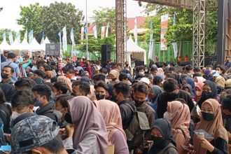 Ricuh di Job Fair Bekasi! Ribuan Pencari Kerja Rebutan QR Code, Sejumlah Orang Pingsan