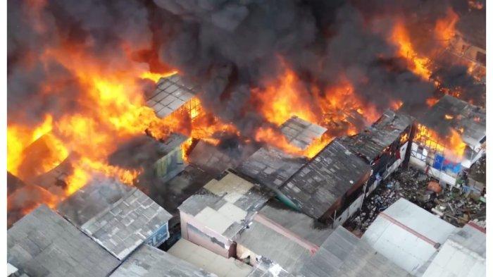 Kebakaran Hebat di Kapuk Muara Hanguskan 450 Rumah, Ribuan Warga Mengungsi