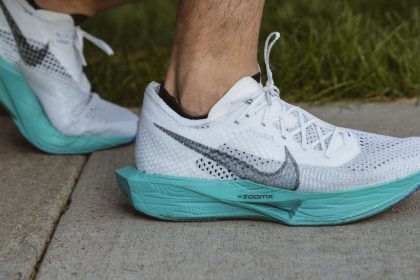 10 Rekomendasi Sepatu Lari Pria Terbaik 2025 dengan Bobot Ringan