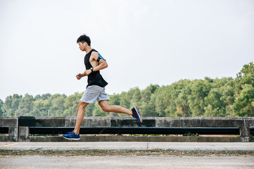 5 Sepatu Lari Pria Lokal Terbaik Tahun 2025