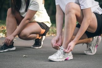 Cara Memilih Sepatu Lari Sesuai Bentuk Kaki